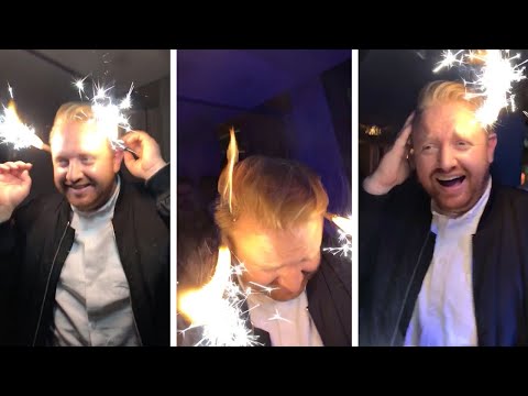 شاب متهور يحرق شعره أثناء اللعب بالألعاب النارية