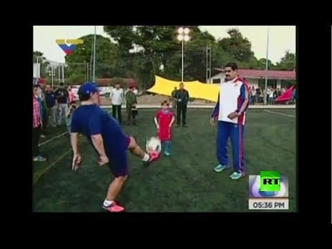 مادورو ومارادونا يشاركان في مباراة كرة القدم