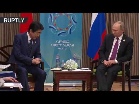 شاهد لحظة لقاء بوتين مع رئيس الوزراء الياباني شينزو آبي في فييتنام