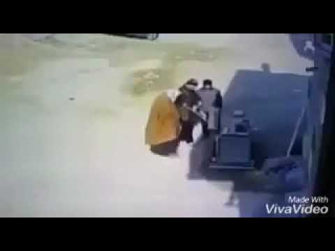 لحظة نجاة رجل من الموت بأعجوبة سحبته ماكينة