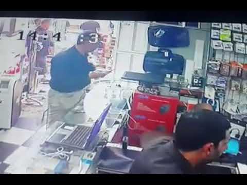 لحظة سرقة لص أنيق هاتف آيفون من داخل محل