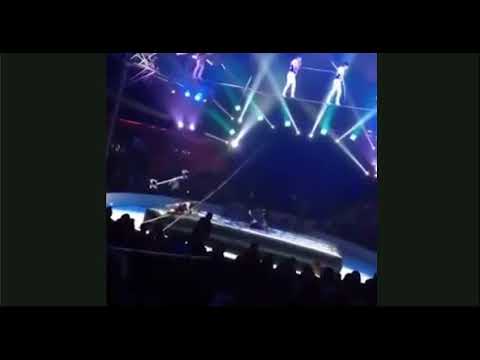 لحظة وقوع فرقة أكروبات من ارتفاع شاهق أمام الجماهير