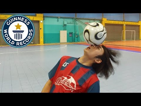 شاهد ياباني يسجّل رقمًا قياسيًا في التحكم بالكرة بين عينيه