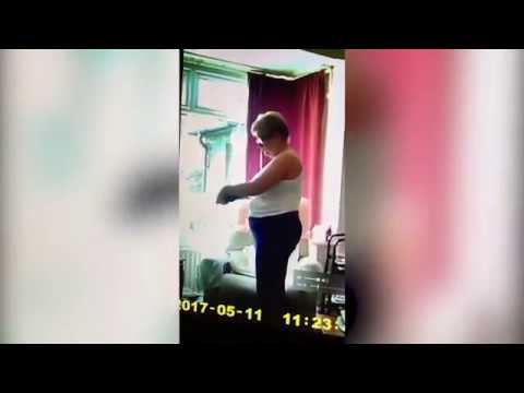 لحظة سرقة مصفّفة شعر أموال الزبونة العجوز