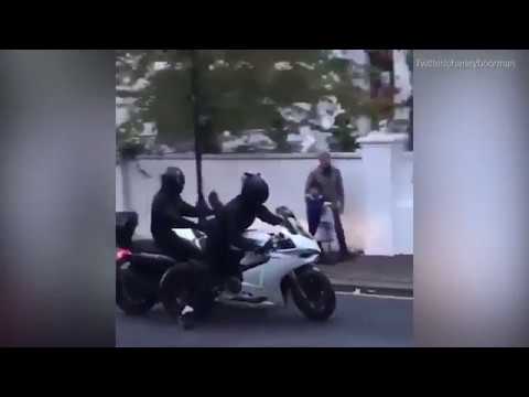 راكب الدراجة النارية يدفع اللص بقوة