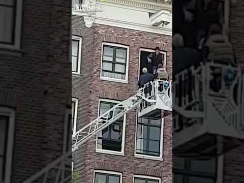 شاب يغافل رجال إنقاذ بالقفز من شرفة محاولا الانتحار