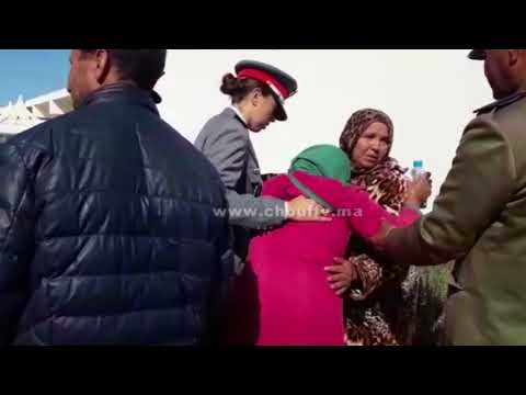 شاهد شرطيتان مغربيتان يواسون عائلات ضحايا الصويرة