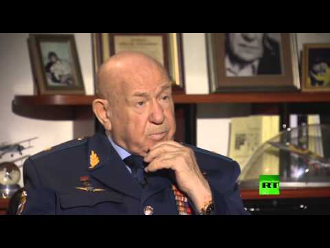 أول إنسان خرج إلى الفضاء