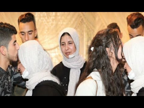 تلاميذ يواسون معلمتهم بعد تعرضها للاعتداء