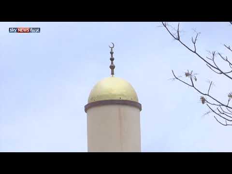 شاهد فرنسا تمنع المسلمين من الصلاة في الشارع