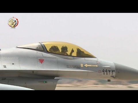 شاهد الجيش المصري يقصف بؤرًا إرهابية شمال سيناء