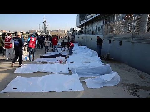 شاهد خفر السواحل الليبية ينتشلون جثث مهاجرين من عرض البحر