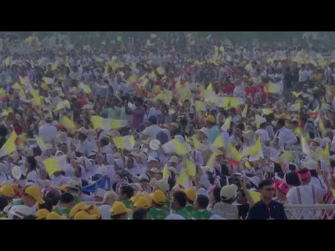 شاهد أول قداس للبابا فرنسيس خلال زيارته إلى بورما
