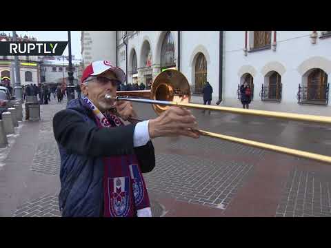 شاهد موسيقار روسي مسن يمثّل مدينته في قرعة مونديال روسيا