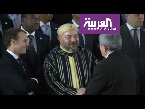 الوزير الأول الجزائري يبادر بمصافحة الملك المغربي