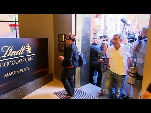 مقهى ليندت كَافيه الأسترالي يعيد فتح أبوابه شاهد