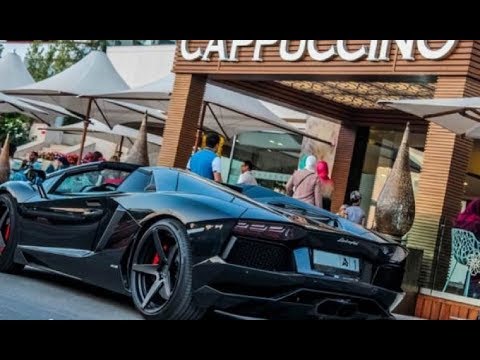 شاهد المصائب تنهال على رأس مالك مقهى لاكريم