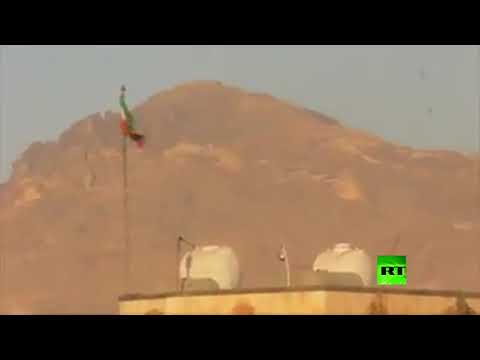 شاهد الدخان يتصاعد من السفارة الإيرانية في صنعاء