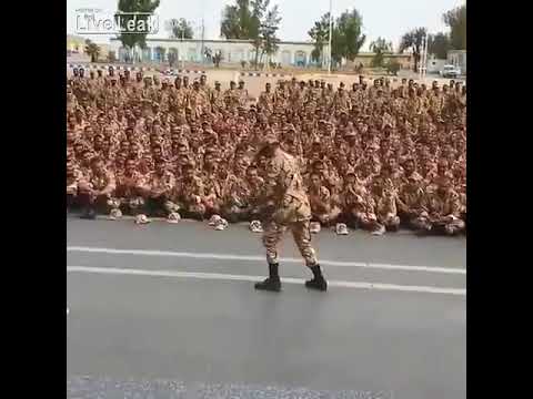 شاهد جندي إيراني يشعل حماس زملائه
