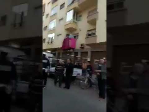 شاهد جنازة ضخمة تلتقي مع موكب الملك محمد السادس في سلا
