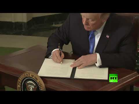 شاهد ترامب يوقع وثيقة الاعتراف بالقدس عاصمة لإسرائيل