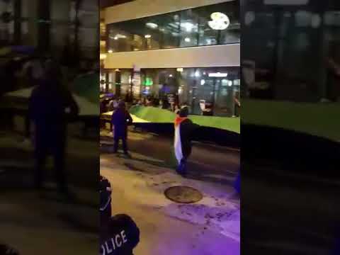 شاهد مسيرة احتجاجية في شيكاغو