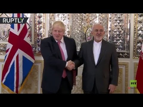 شاهد محمد جواد ظريف يستقبل نظيره البريطاني جونسون في طهران