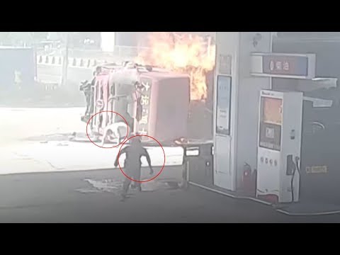 شاهد شاحنتان يصطدمان وكادا يتسببان في كارثة مروعة