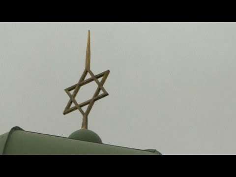 شاهد اعتداء بزجاجات حارقة على كنيس يهودي في السويد