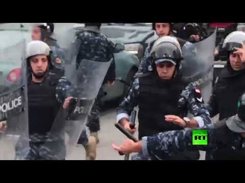 شاهد الأمن اللبناني يفرق مظاهرة قرب السفارة الأميركية
