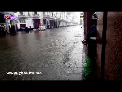 شاهد أولى التساقطات المطرية تسببت في قطع الطريق في البيضاء