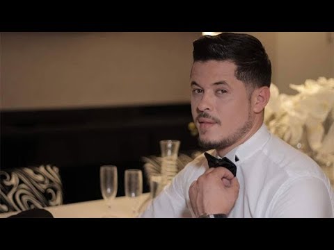 شاهد الفنان عادل أصيل يُغني بالمصرية