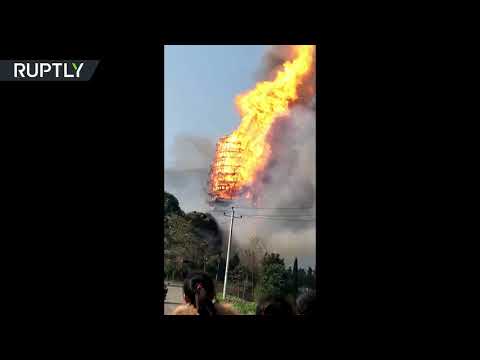 شاهد حريق هائل يلتهم أعلى برج خشبي في آسيا
