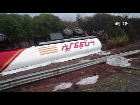 شاهد انزلاق شاحنة بسبب المطر