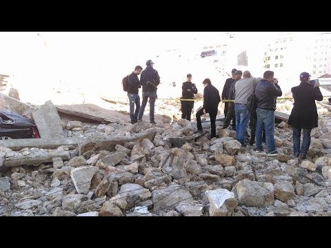 شاهد تفاصيل حادث سقوط سور فوق رؤوس المارة