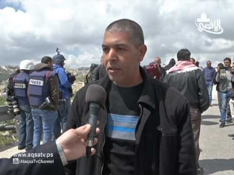 شاهد نشطاء يقيمون صلاة الجمعة في بوابة القدس