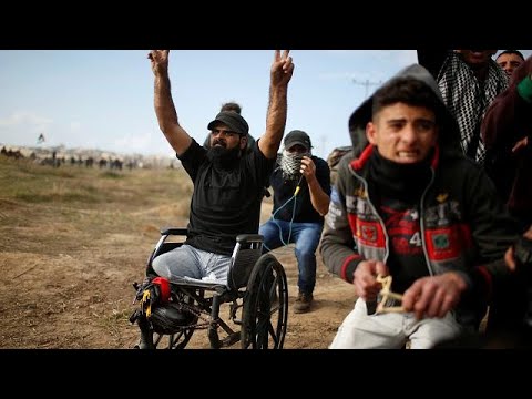 شاهد ثائر غزة إبراهيم أبو ثريا يسقط برصاص قناص إسرائيلي