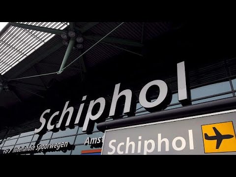 شاهد الشرطة الهولندية تطلق النار على رجل في المطار