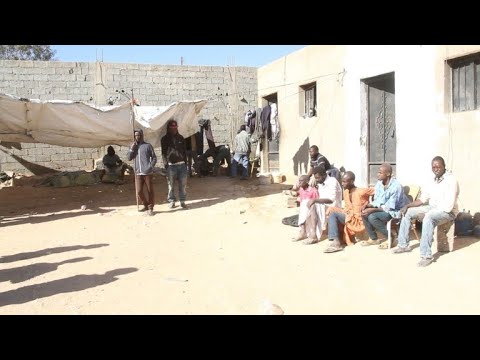 شاهد بلدة ليبية على طرف الصحراء تقدم بيتا آمنا للمهاجرين