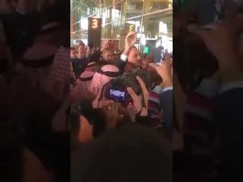 شاهد مئات الأردنيين يستقبلون الطيار يوسف الدعجة  في مطار الملكة علياء