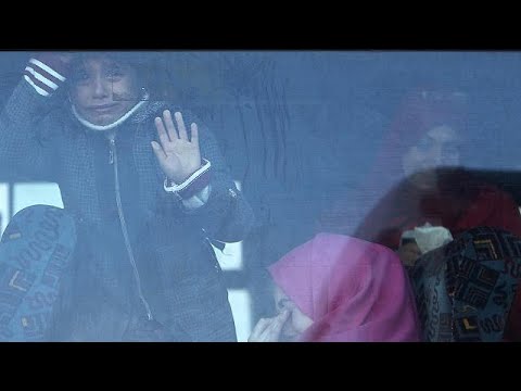 شاهد السلطات المصرية تفتح معبر رفح لثلاثة أيام