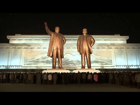 شاهد كوريا الشمالية تُحيي الذكرى السادسة لوفاة زعيمها الراحل