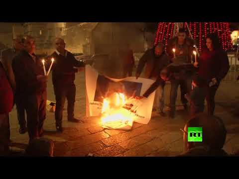 بالفيديو محتجون فلسطينيون يحرقون ملصقات عليها صور نائب الرئيس الأميركي