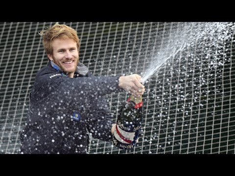 شاهد بحار فرنسي يحطم الرقم القياسي للدوران المنفرد حول العالم