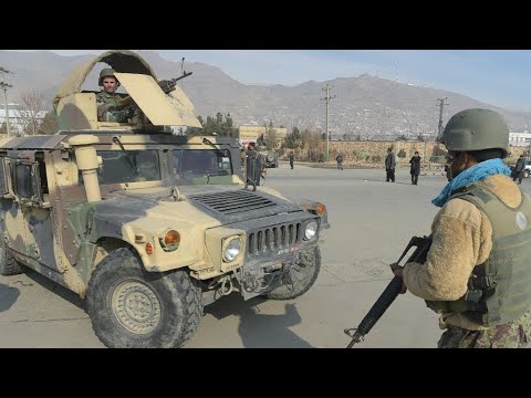 شاهد قتلى وجرحى في هجوم على مركز للتدريب العسكري في أفغانستان