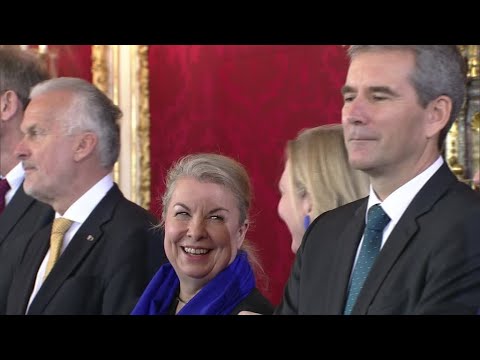 شاهد حكومة الائتلاف بزعامة المحافظ سيباستان كورتز تؤدي القسم