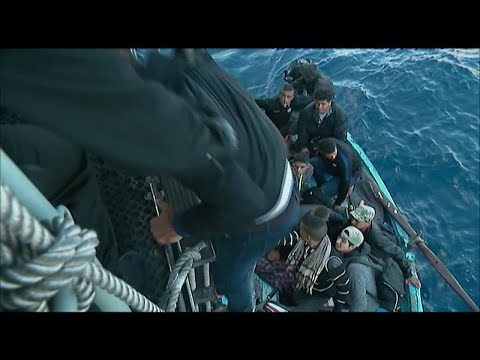 شاهد مهاجرون تونسيون عالقون في عرض المتوسط تنقذهم سفن الإغاثة