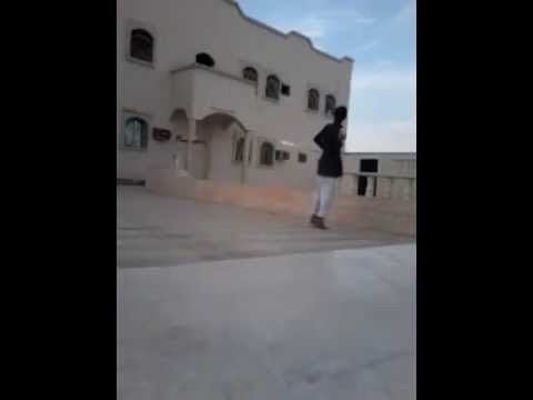 شاب يشعل مواقع التواصل بمهاراته في الكرة شاهد