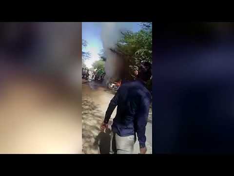 شاهد رجل يتخلّص مِن زوجتيه بحبسهما في سيارة وحرقهما حتى الموت