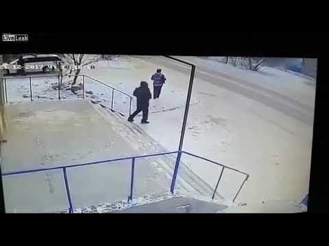 شاهد شاب يلقي بنفسه أمام سيارة بعد مشاجرة مع حبيبته